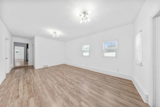 Building Photo - 820 Brown St