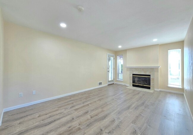 Building Photo - 2 Bedroom Condo In Lynnwood Available Now