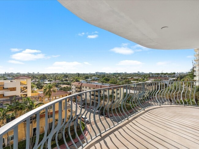 Building Photo - 8877 Collins Ave