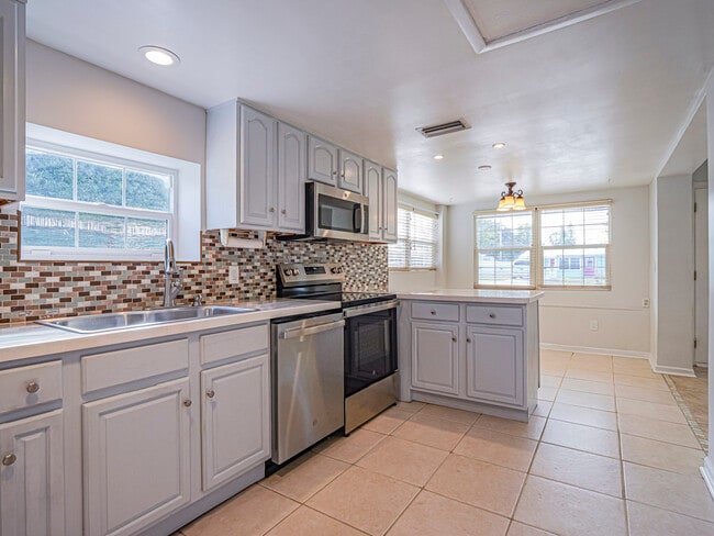 Building Photo - 1440 4th Ct