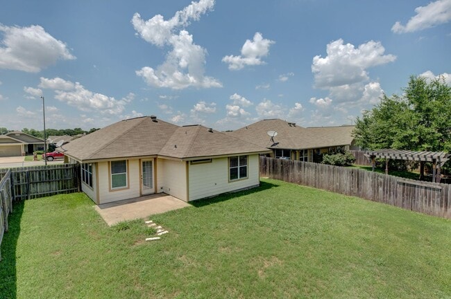 Building Photo - August Pre-Lease! Beautiful 3 Bed, 2 Bath ...