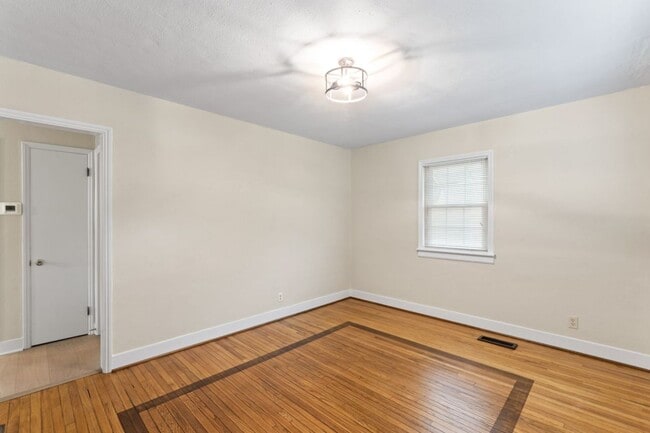 Building Photo - Beautiful renovated home in Schnitzelburg