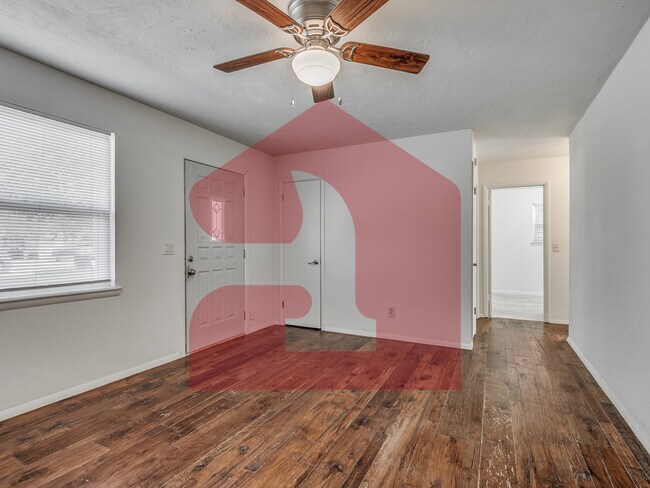 Building Photo - 224 W 5th St