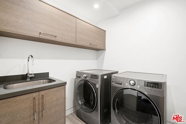 Building Photo - 853 N Kilkea Dr