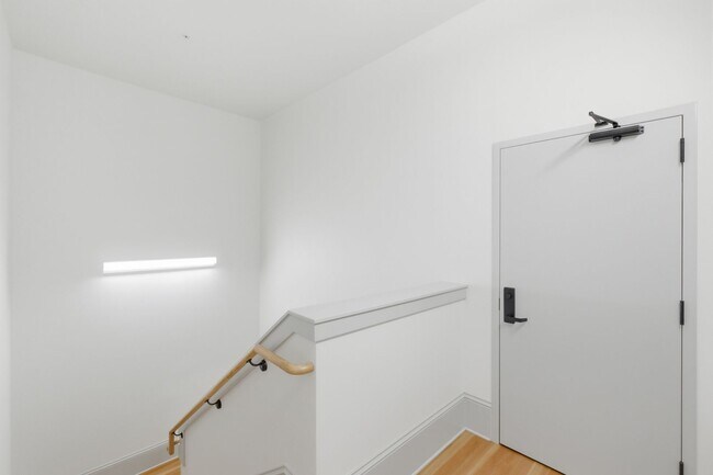 Building Photo - WINTER SPECIAL - NEWLY RENOVATED DOWNTOWN SALEM ONE BEDROOM