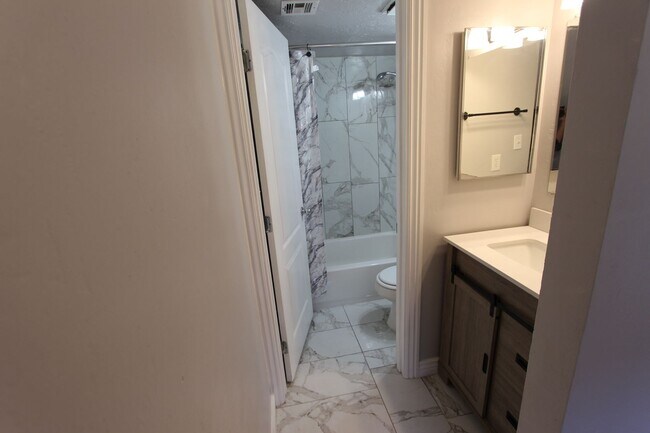 Building Photo - AVAILABLE NOW! Ground Level 2-Bedroom Cond...