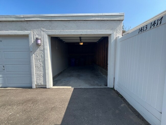 Building Photo - Upgraded, 2BD/2BA in Park Place: 1 Car Gar...