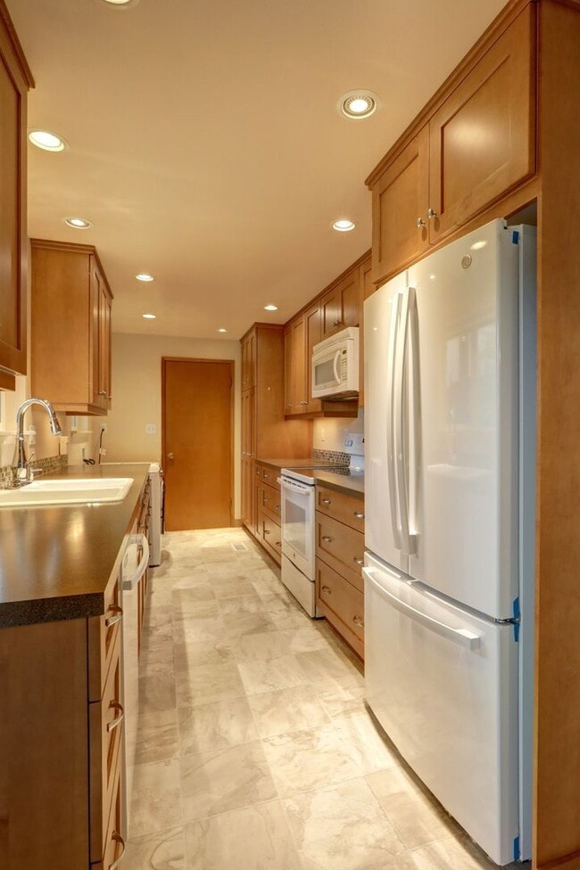 Building Photo - Charming Rambler Available in Perfect Newcastle Location - Move-in Ready!