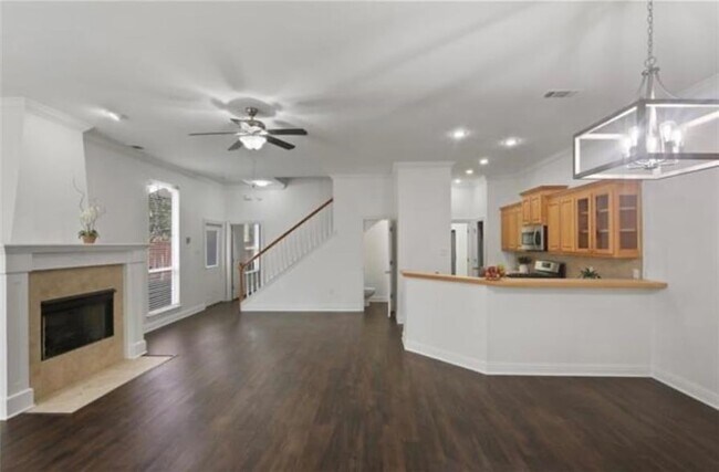 Building Photo - 626 Village Ln S