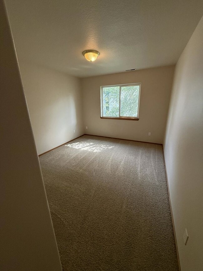 Building Photo - 2117 NE 81st Ave