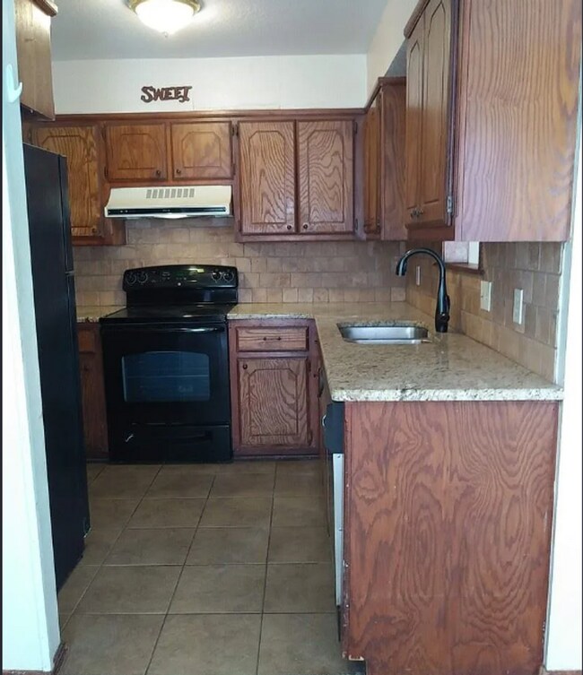 Building Photo - Spacious two bedroom in West Norman