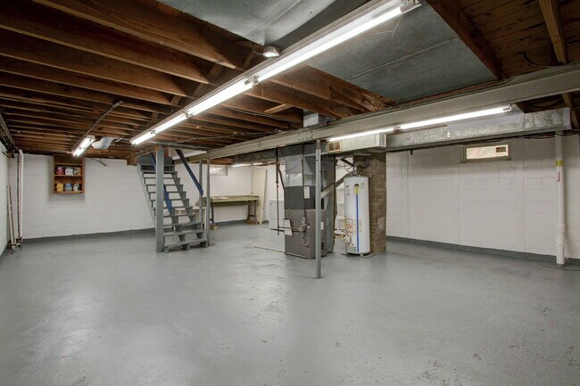 Building Photo - 5628 Norwaldo Ave