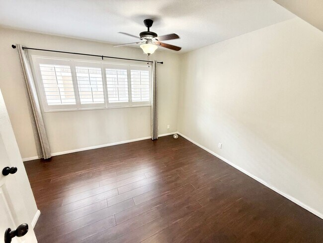 Building Photo - Beautiful 3 bed/3 bath In Costa Mesa