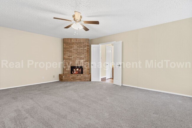 Building Photo - Charming 3-Bedroom Home Just Minutes from ...