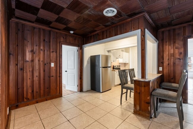 Building Photo - 3 Bed/2 Bath with a great back yard!