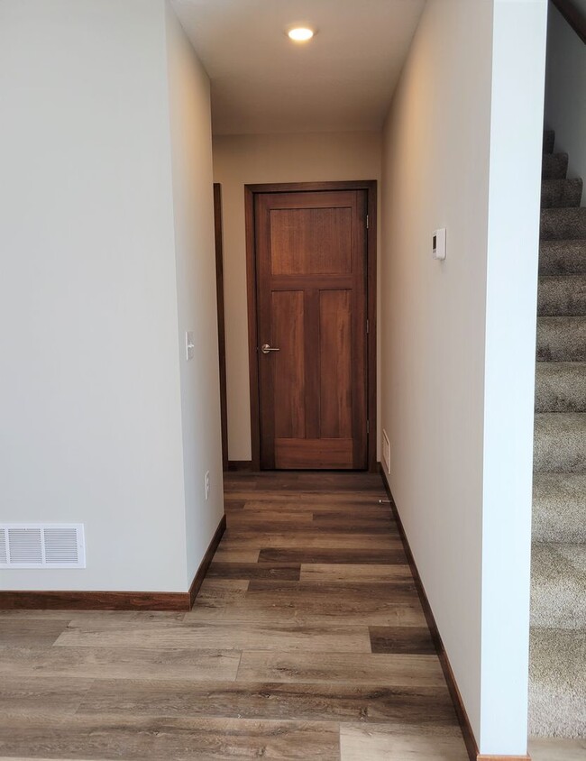 Building Photo - Middle Unit Townhouse