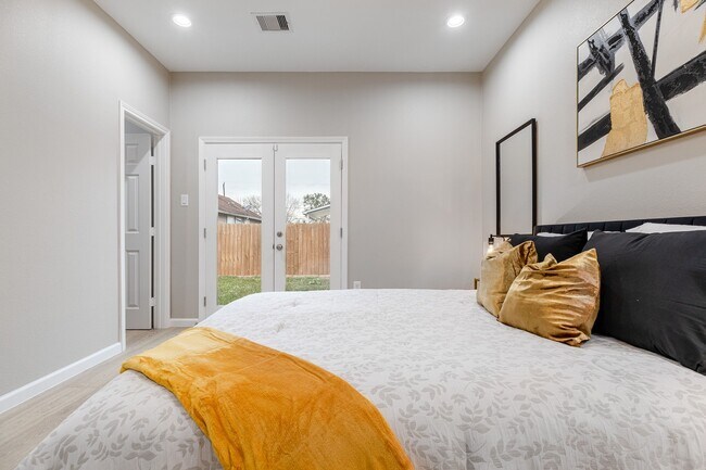 Building Photo - 4661 Clover St