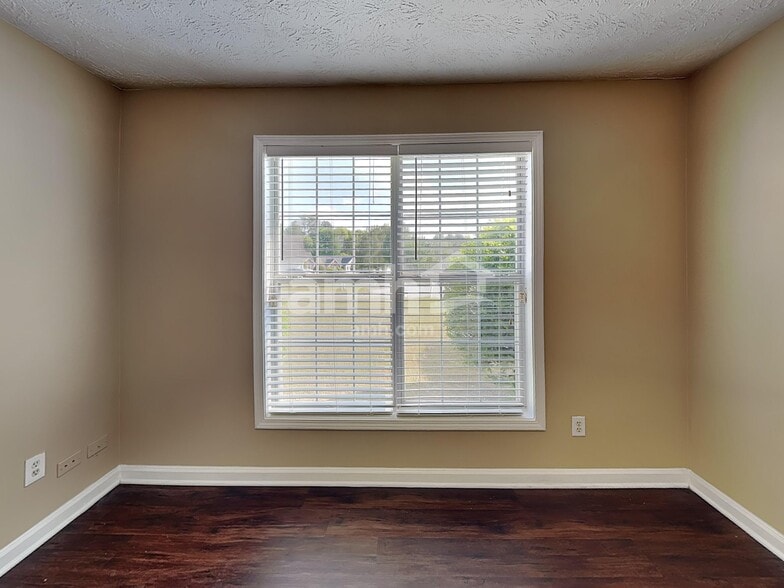 Building Photo - 1545 Maple Pointe Ct