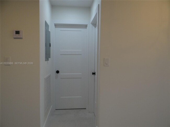 Building Photo - 5980 SW 40th Ave
