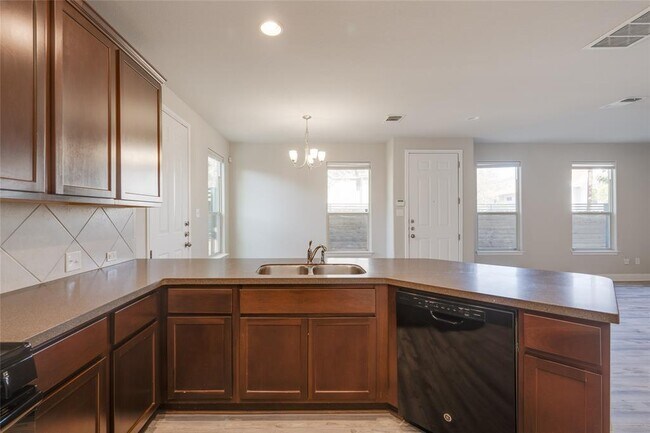 Building Photo - 5701 Cougar Dr