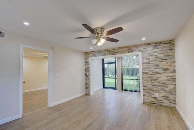 Building Photo - 400 Club Cir