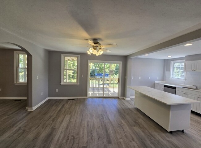 Dining area - 445 Putnam Hill Rd