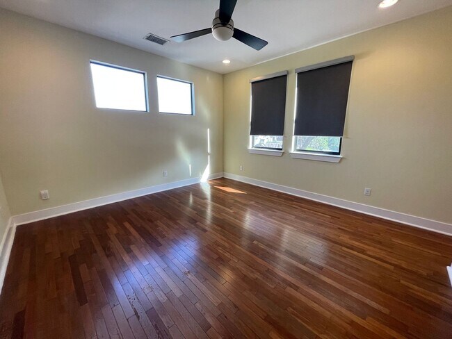 Building Photo - 5bed/3bath house in North Campus