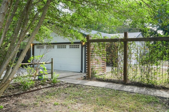 Building Photo - 413 Sun Bonnet Dr