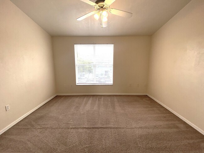 Building Photo - Kensington North #1608 - Pet Friendly!