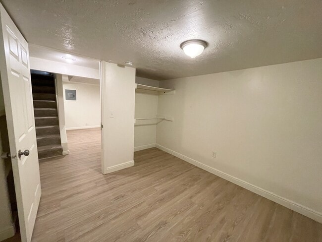 Building Photo - Spacious Taylorsville Home