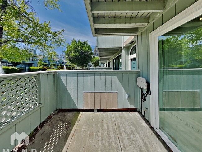 Building Photo - 102 Glenbridge Ct