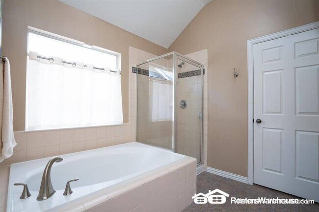 Building Photo - Stunning 3 bedroom, 2 bath in ideal location!