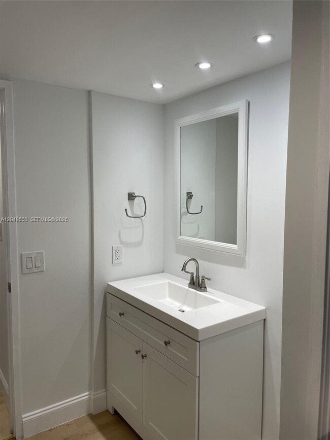 Building Photo - 3731 N Country Club Dr