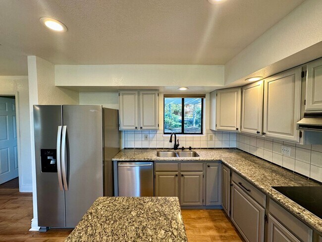 Building Photo - Beautiful 4-Bedroom Home with Stunning Vie...