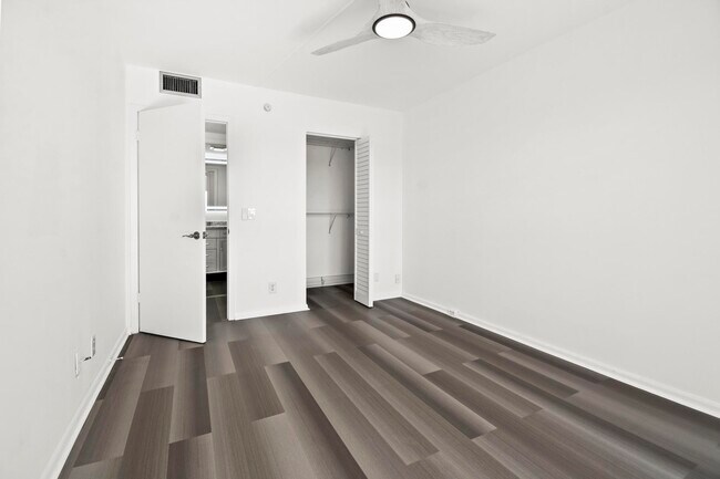 Building Photo - 4047 Lincoln A