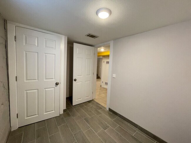 Building Photo - 6 Bedroom/2.5 Bath Home in North Fort Coll...