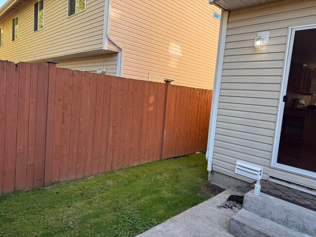 Building Photo - 1608 Hollow Dale Pl