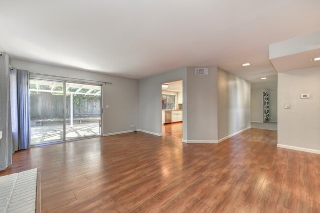 Building Photo - STUNNING 4BD / 2.5BTH SINGLE FAMILY RIGHT ...
