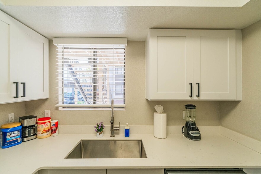 Building Photo - 8550 E McDowell Rd