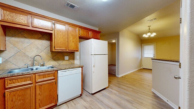 Building Photo - 902 Yi Dr