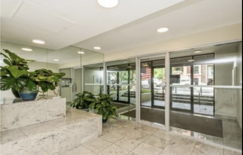 Building Photo - 515 W Wrightwood Ave