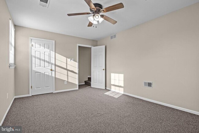 Building Photo - 560B Thrush Ct