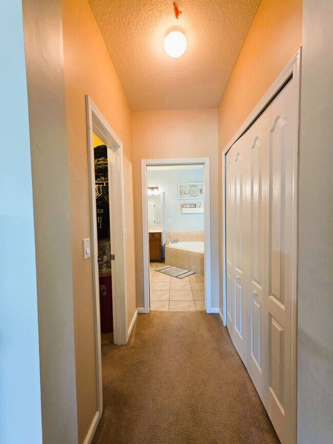 Building Photo - Large Home On Cul-De-Sac!