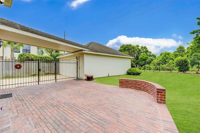 Building Photo - 2338 Plantation Bend Dr