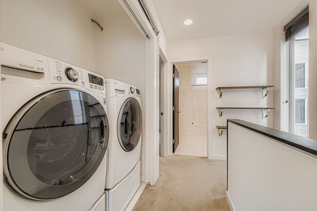 Building Photo - Bright 3bed/2.5bath Townhome in Judkins Park Neighborhood!