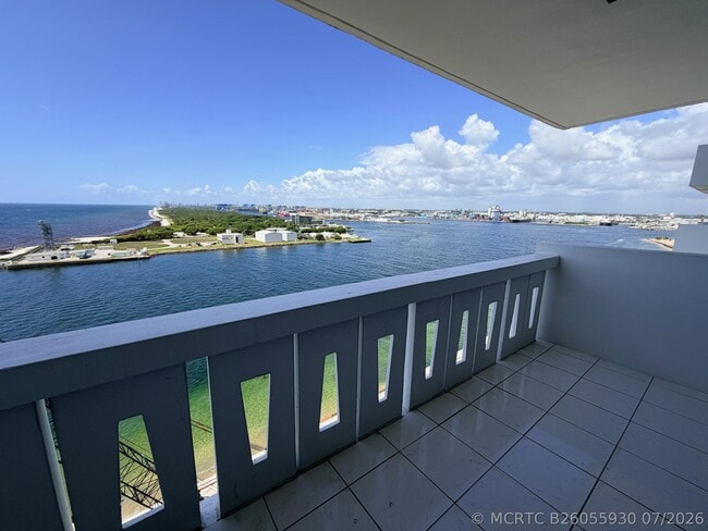 Building Photo - 2100 S Ocean Dr