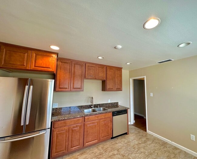 Building Photo - COMING SOON! $2500 / 2 BR WONDERFULLY REMO...