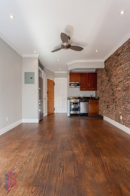 Building Photo - 213 E 26th St