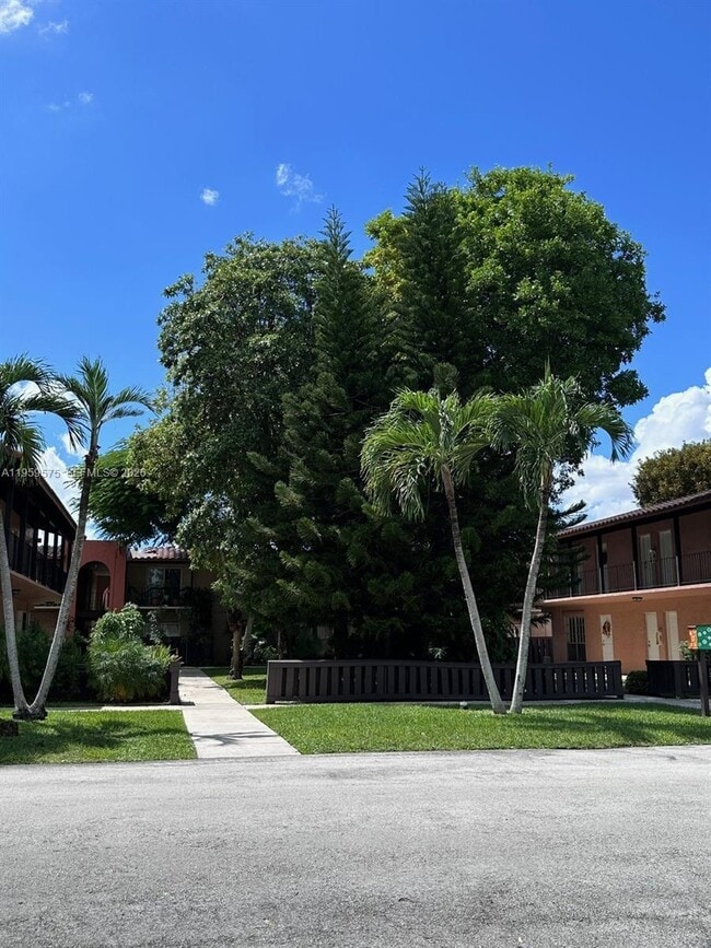 Building Photo - 10786 N Kendall Dr