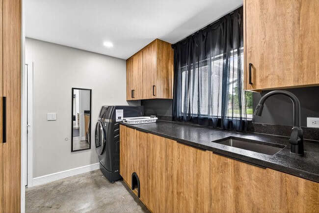 Building Photo - 319 Brentwood Dr